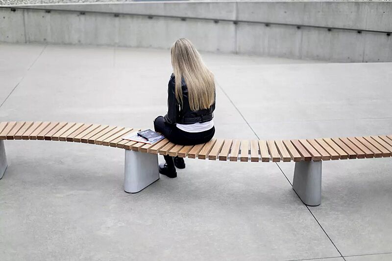 Sitzbank REFORMA ohne Rückenlehne, gerade und gebogen, mit Querbelattung, mit Jatobaholzbelattung, HSC®-Beton in hellgrau