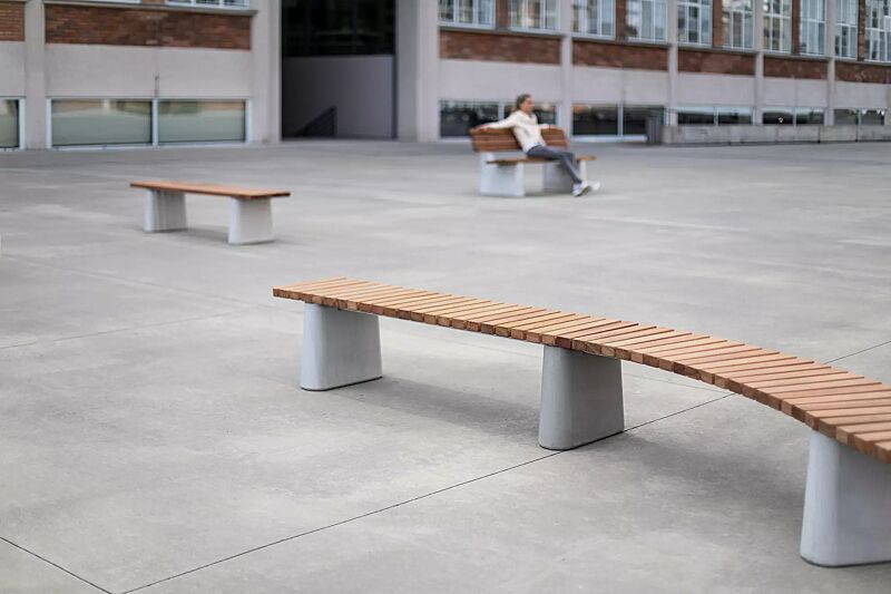 Sitzbank REFORMA mit und ohne Rückenlehne, gerade und gebogen, mit Längs- und Querbelattung, mit Jatobaholzbelattung, HSC®-Beton in hellgrau