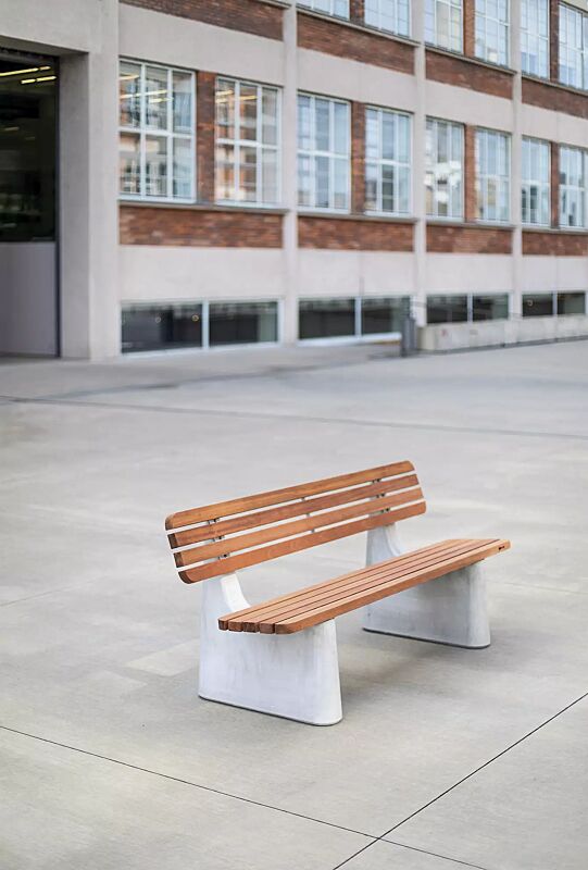 Sitzbank REFORMA mit schmaler Rückenlehne, mit Längsbelattung, mit Jatobaholzbelattung, HSC®-Beton in hellgrau