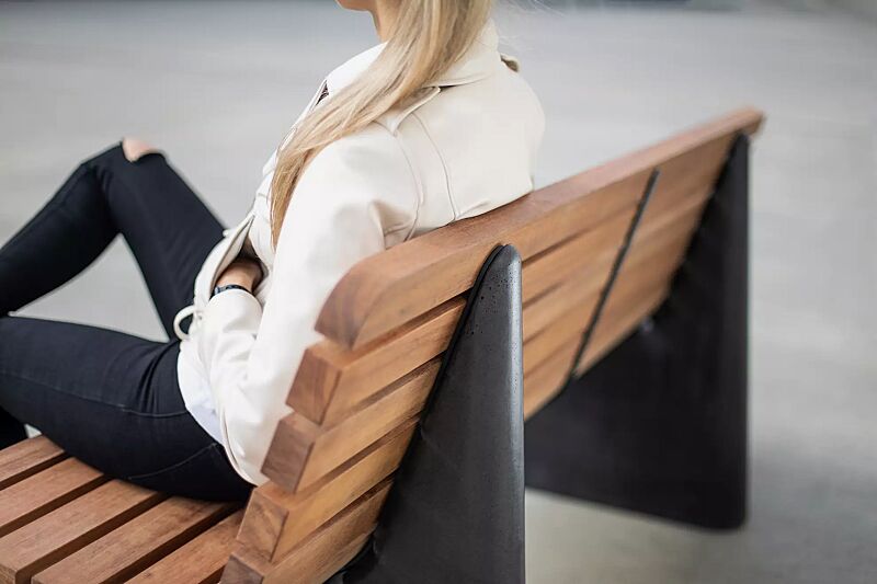 Sitzbank REFORMA mit breiter Rückenlehne, gerade, mit Längsbelattung, mit Jatobaholzbelattung, HSC®-Beton in dunkelgrau