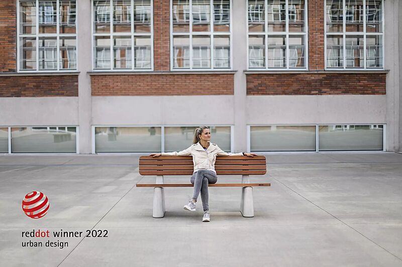 Sitzbank REFORMA mit schmaler Rückenlehne, mit Längsbelattung, mit Jatobaholzbelattung, HSC®-Beton in hellgrau