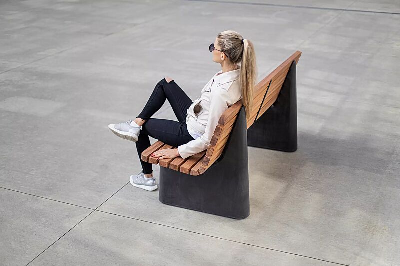 Sitzbank REFORMA mit breiter Rückenlehne, gerade, mit Längsbelattung, mit Jatobaholzbelattung, HSC®-Beton in dunkelgrau