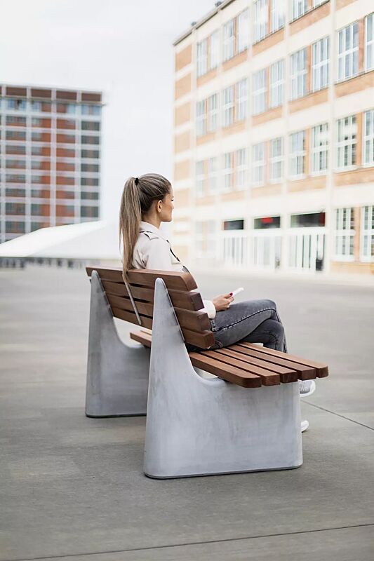 Sitzbank REFORMA mit schmaler Rückenlehne, mit Längsbelattung, mit Jatobaholzbelattung, HSC®-Beton in hellgrau