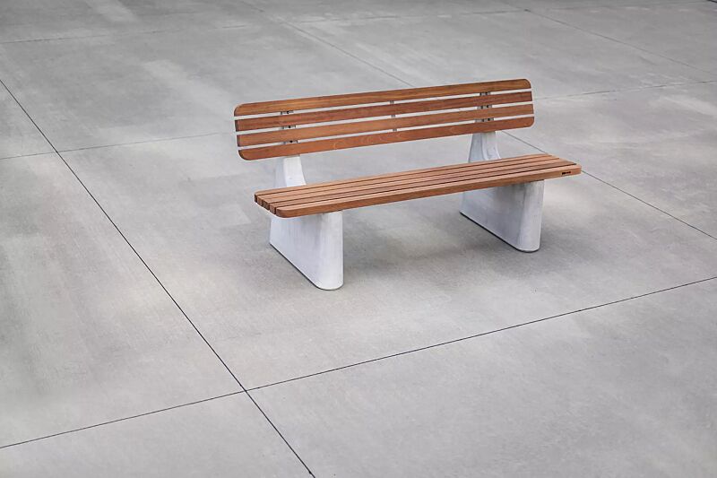 Sitzbank REFORMA mit schmaler Rückenlehne, mit Längsbelattung, mit Jatobaholzbelattung, HSC®-Beton in hellgrau