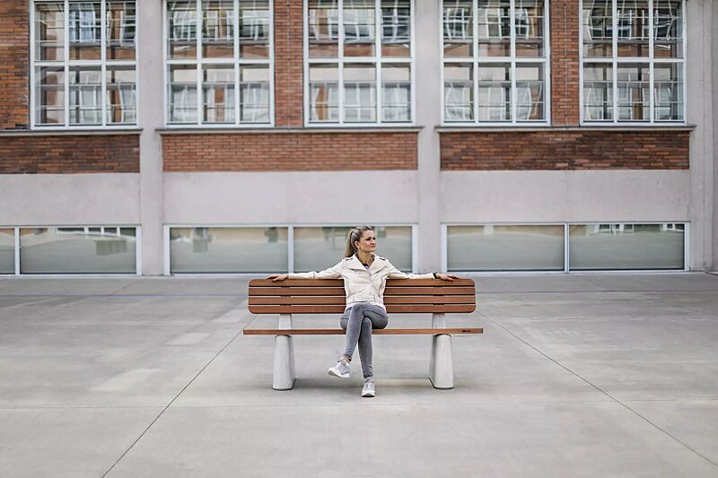 Sitzbank REFORMA mit schmaler Rückenlehne, mit Längsbelattung, mit Jatobaholzbelattung, HSC®-Beton in hellgrau