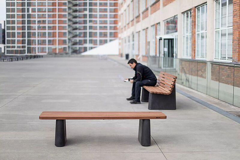 Sitzbank REFORMA mit und ohne Rückenlehne, gerade, mit Längsbelattung, mit Jatobaholzbelattung, HSC®-Beton in dunkelgrau