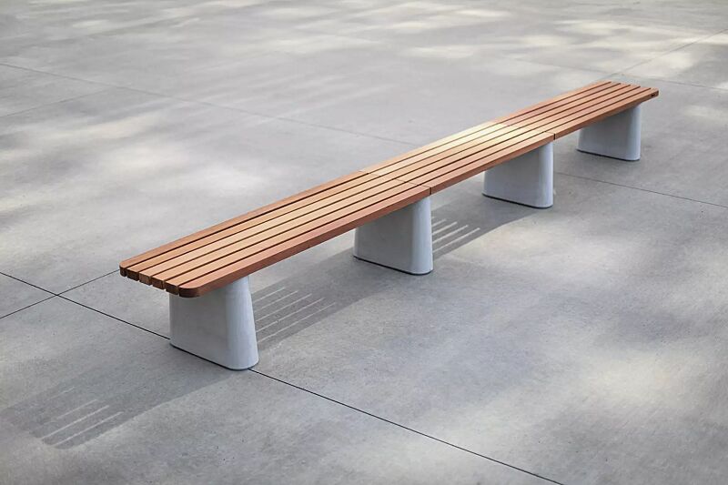 Sitzbank REFORMA ohne Rückenlehne, gerade, mit Längsbelattung, mit Jatobaholzbelattung, HSC®-Beton in hellgrau