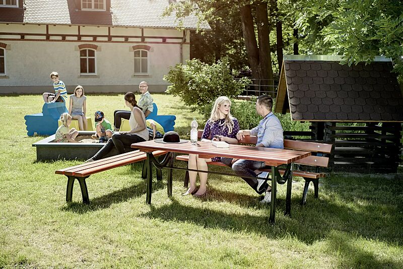 Sitzbänke ROMA ohne und mit Rückenlehne und Tisch ROMA, mit Fichtenholzbelattung