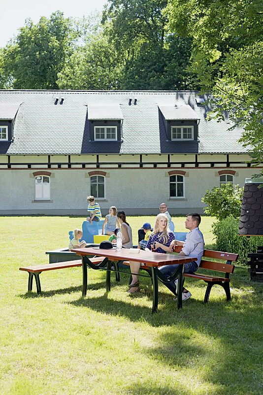 Sitzbänke ROMA ohne und mit Rückenlehne und Tisch ROMA, mit Fichtenholzbelattung