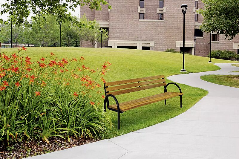 Sitzbank SAN REMO NEW mit Rückenlehne und Armlehnen, mit Fichtenholzbelattung, Stahlteile in RAL 9011 graphitschwarz