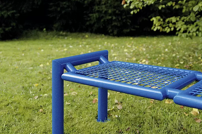 Detail: Sitzbank SEVERO ohne Rückenlehne in RAL 5017 verkehrsblau