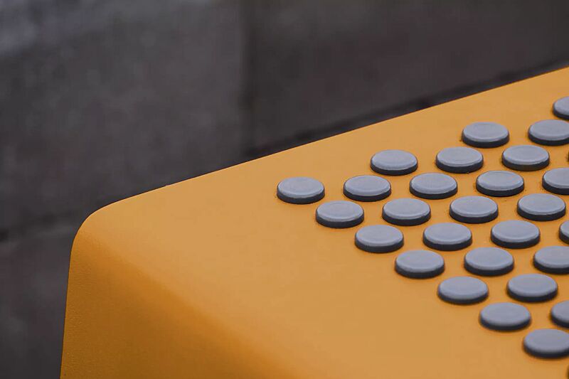 sitzbank-sinus__shoKAT0061398 Detail: Sitzfläche mit Kunststoffnoppen