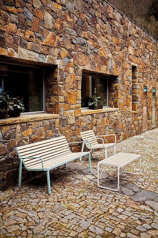 sitzbank-stack__shoKAT0061878 Sitzbank und Sitz STACK mit Rückenlehne und Armlehnen sowie Tisch STACK, mit Robinienholzbelattung, Stahlteile in RAL 6027 lichtgrün und RAL 9010 reinweiß