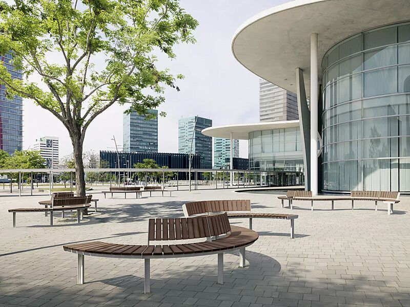 sitzbank-unola__shoKAT0073708 Sitzbank UNOLA CENTRO, ohne und mit Rückenlehne, mit Eschenholzbelattung, Breite 1154 mm, konvex und konkav gebogen 45°, Stahlteile in RAL 9010 reinweiß