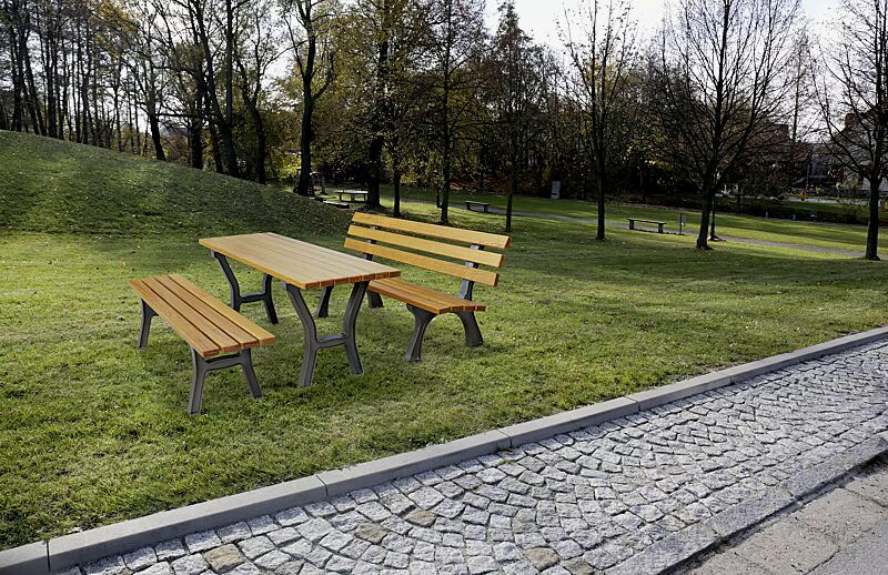 Sitzbänke VENEDIG ohne und mit Rückenlehne und Tisch VENEDIG, mit Eschenholzbelattung
