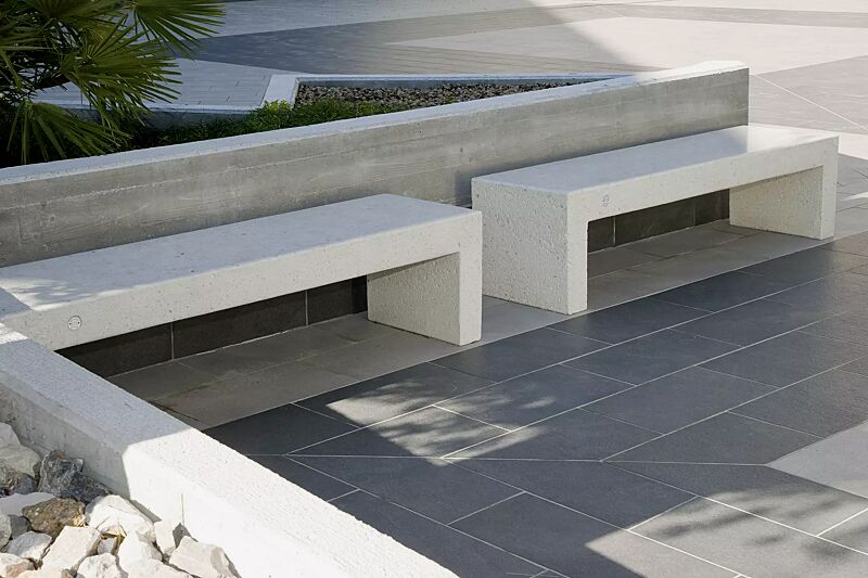 Sitzbank VENEZIA aus Beton, Sitzfläche geschliffen, in Granitoptik weiß