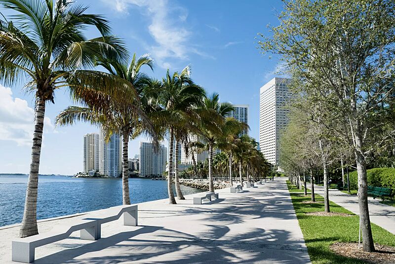 sitzbank-venezia__shoKAT0059292 Sitzbänke VENEZIA BABY und Seniorenbank VENEZIA OLD aus Beton, Sitzfläche geschliffen, in Granitoptik weiß