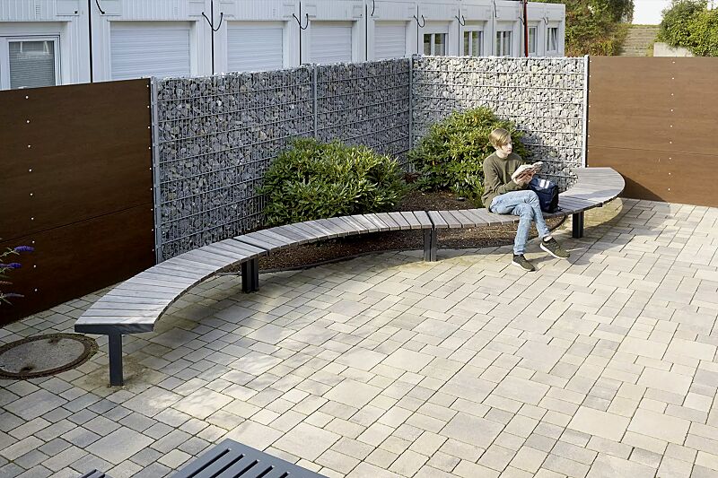 sitzbank-vera-solo__shoKAT0056128 Sitzbank VERA SOLO bestehend aus Einzelelementen, gebogen 45°, modular erweiterbar, Sitzfläche mit Jatobaholzbelattung, Stahlteile in RAL 7016 anthrazitgrau