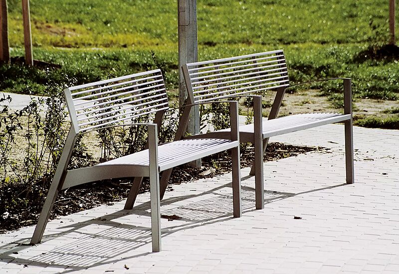 Sitzbank VERA mit Rückenlehne und Armlehnen, mit Edelstahl-Rundstahlauflage, Stahlteile in DB 703 eisenglimmer