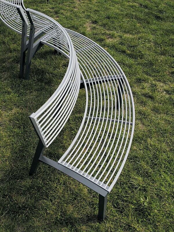 Sitzbank VERA mit Rückenlehne, gebogen, mit Rundstahlauflage in RAL 9006 weißaluminium, Stahlteile in RAL 7016 anthrazitgrau (zweifarbig auf Anfrage)