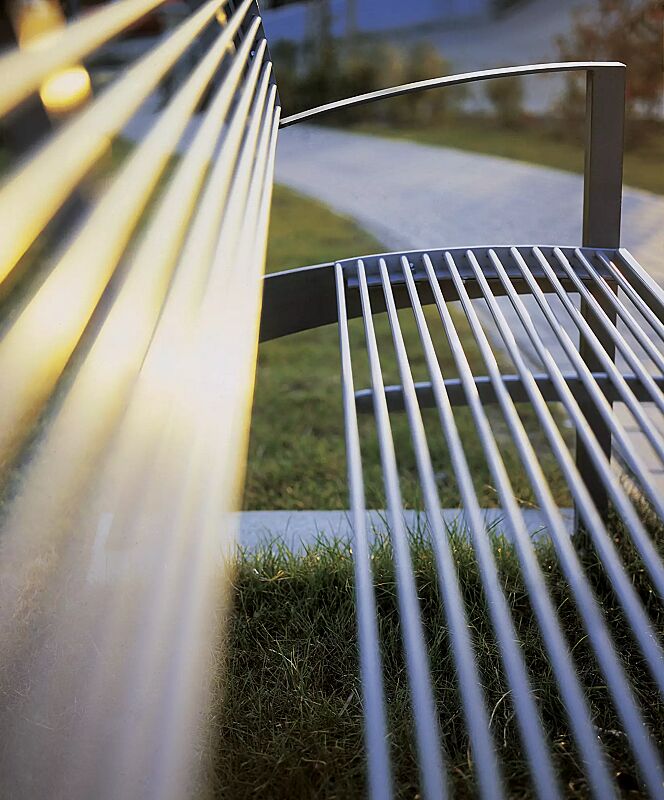 Sitzbank VERA mit Rückenlehne und Armlehnen, Stahlteile in RAL 9007 graualuminium