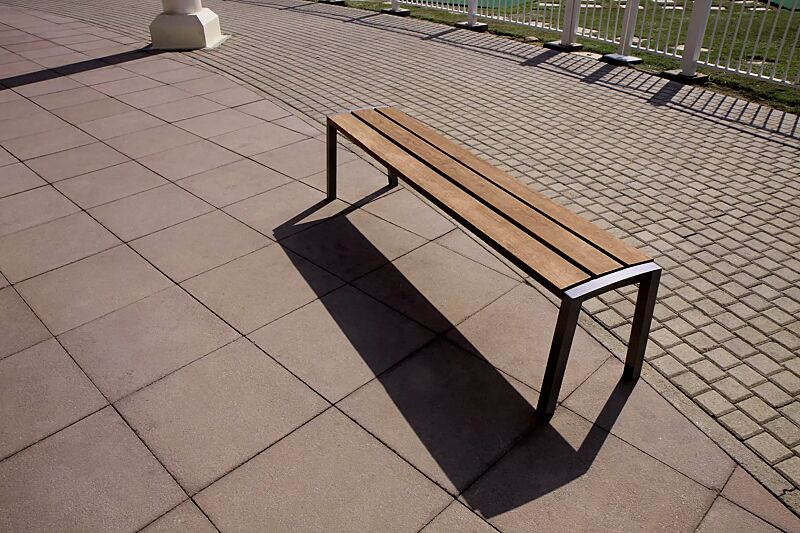 Sitzbank VERA ohne Rückenlehne, mit Jatobaholzbelattung, Stahlteile in DB 703 eisenglimmer