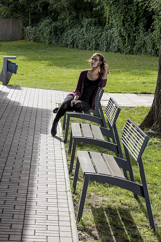 Sitzbank VERA mit Rückenlehne aus Rundstahl, Sitzfläche mit Kiefernholzbelattung lackiert in country brown, Stahlteile in RAL 7016 anthrazitgrau