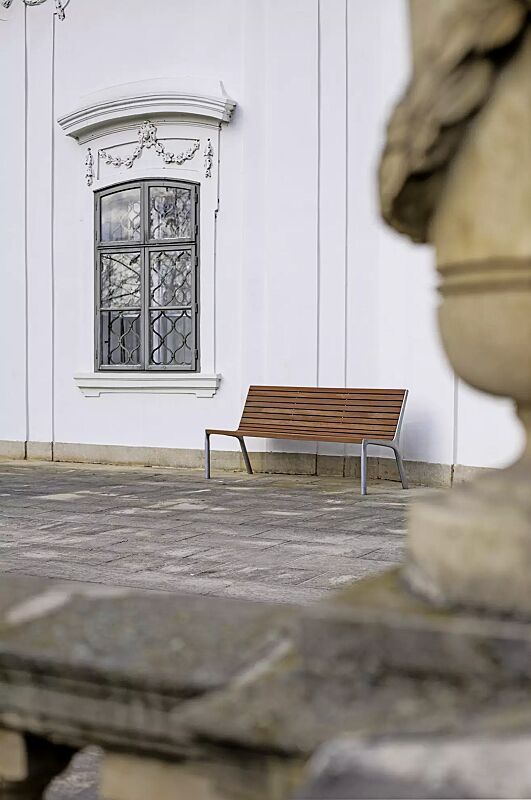 Sitzbank VLTAU mit Rückenlehne, mit Jatobaholzbelattung, Stahlteile in RAL 9006 weißaluminium