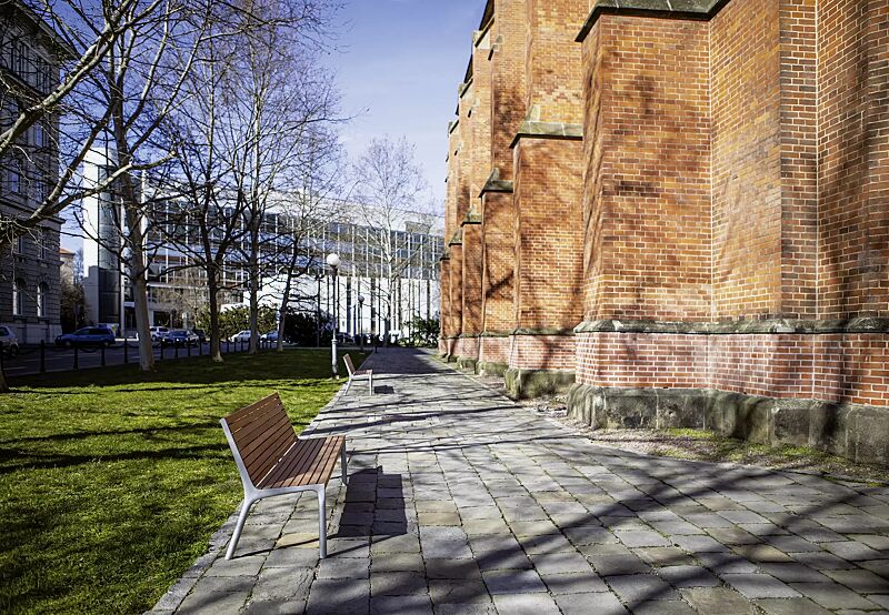 Sitzbank VLTAU mit Rückenlehne, mit Jatobaholzbelattung, Stahlteile in RAL 9006 weißaluminium