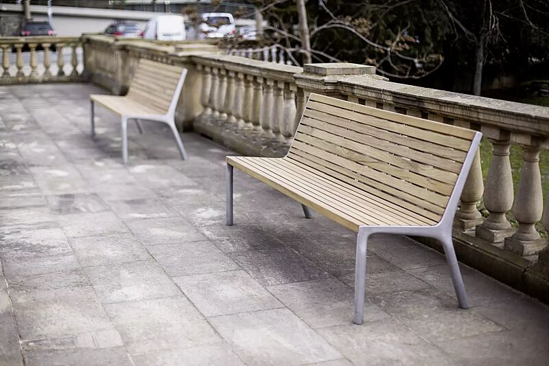 Sitzbank VLTAU mit Rückenlehne, mit Robinienholzbelattung, Stahlteile in RAL 9006 weißaluminium