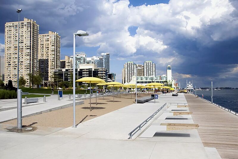 sitzbank-wing__shoKAT0042405 Sitzbank WING WOOD aus Beton, mit Kiefernholzsitz, in Granitoptik weiß