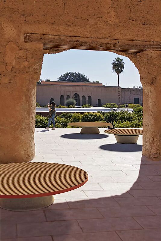 Sitzelemente CONICS mit Jatobaholzbelattung, HPC-Beton in hellgrau, Stahlteile in RAL 3003 rubinrot sowie RAL 8024 beigebraun