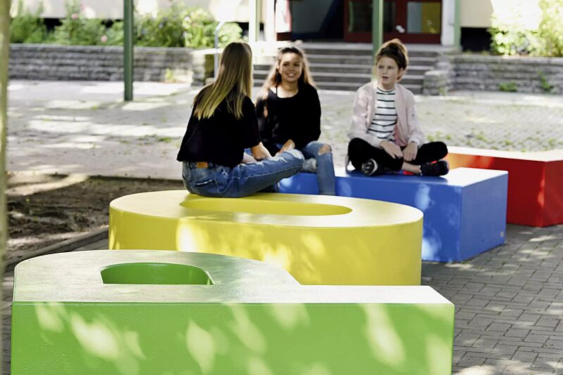 sitzelement-letter-line__shoKAT0055867 Sitzbuchstaben LETTER LINE in RAL 6018 gelbgrün, RAL 1018 zinkgelb, RAL 5015 himmelblau und RAL 3020 verkehrsrot