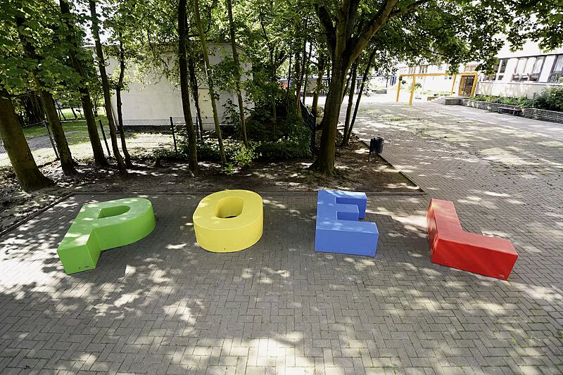 sitzelement-letter-line__shoKAT0055868 Sitzbuchstaben LETTER LINE in RAL 6018 gelbgrün, RAL 1018 zinkgelb, RAL 5015 himmelblau und RAL 3020 verkehrsrot