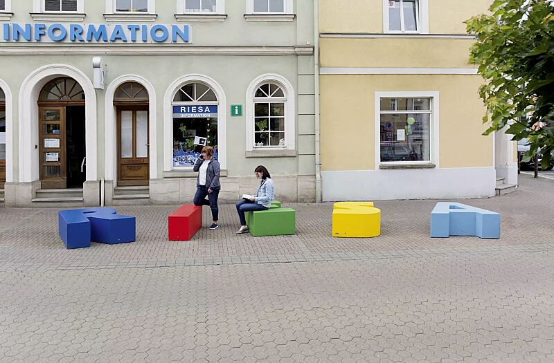 sitzelement-letter-line__shoKAT0063120 Sitzbuchstaben LETTER LINE in RAL 5015 himmelblau, RAL 3020 verkehrsrot, RAL 6018 gelbgrün, RAL 1018 zinkgelb und RAL 5012 lichtblau