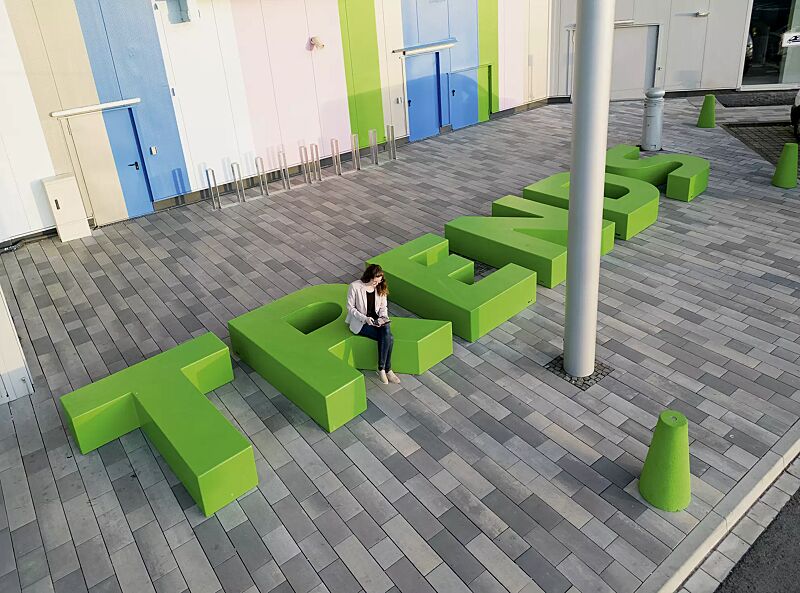 sitzelement-letter-line__shoKAT0071430 Sitzbuchstaben LETTER LINE in RAL 6037 reingrün sowie Poller KONE