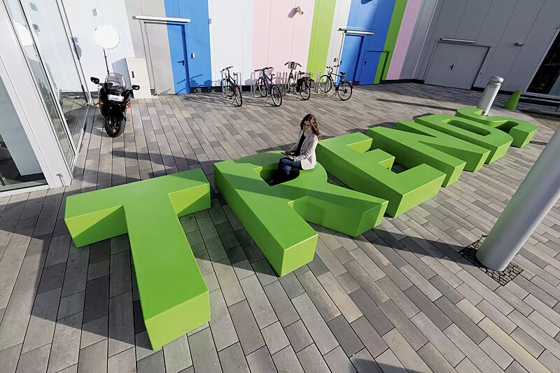 sitzelement-letter-line__shoKAT0071431 Sitzbuchstaben LETTER LINE in RAL 6037 reingrün