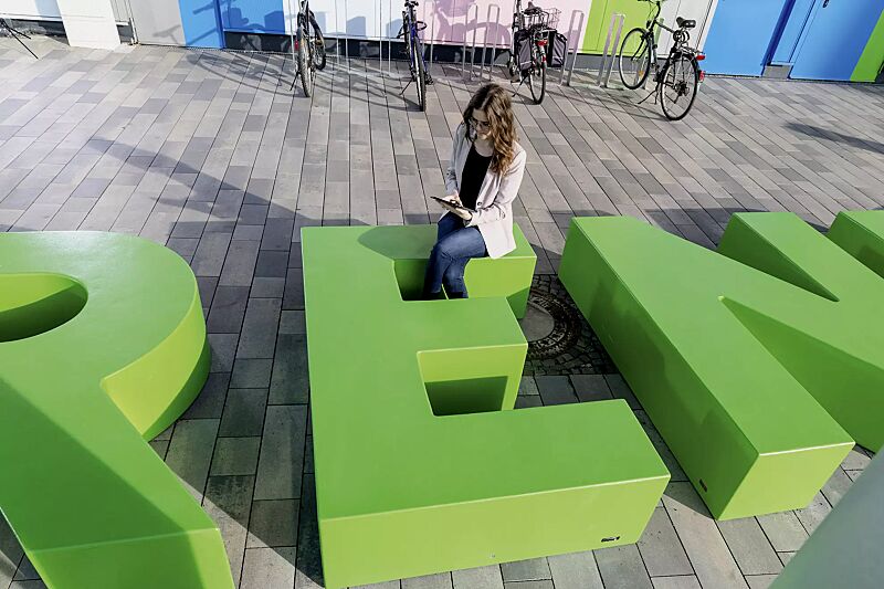 sitzelement-letter-line__shoKAT0071432 Sitzbuchstaben LETTER LINE in RAL 6037 reingrün