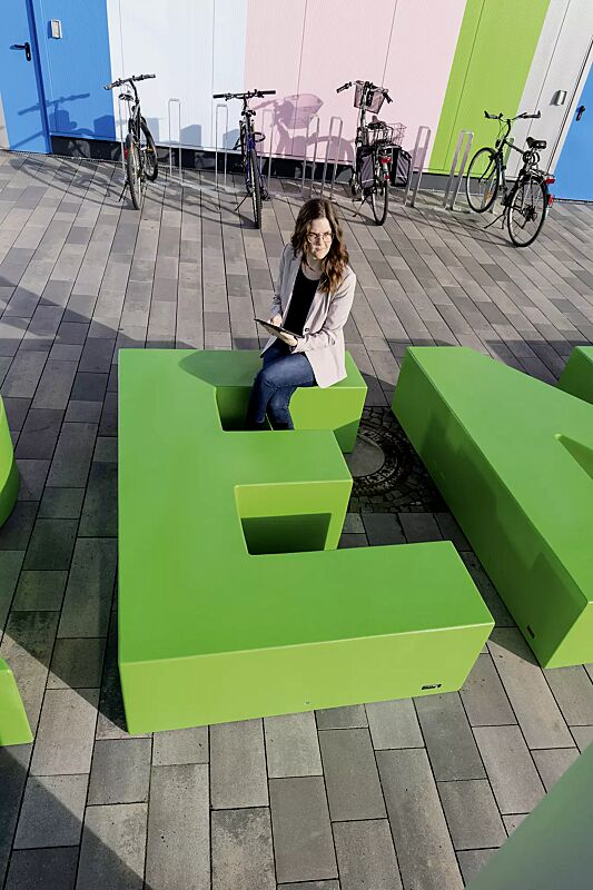 sitzelement-letter-line__shoKAT0071433 Sitzbuchstaben LETTER LINE in RAL 6037 reingrün