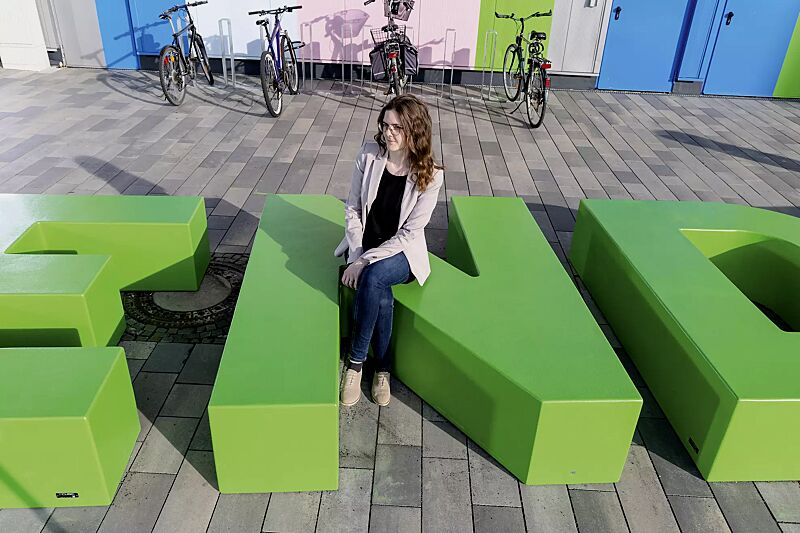 sitzelement-letter-line__shoKAT0071434 Sitzbuchstaben LETTER LINE in RAL 6037 reingrün