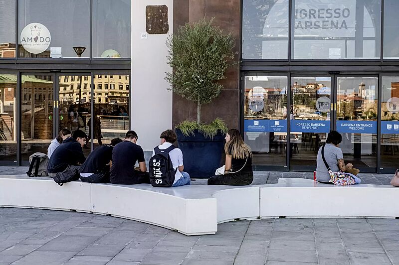 Sitzinsel FOLIA, Beton mit transparenter Beschichtung in naturweiß - 18