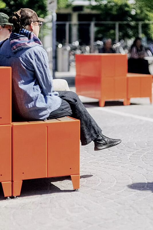 sitzinsel-tasku__shoKAT0073028 Sitzinsel TASKU, bestehend aus verschiedenen Elementen, in RAL 2012 lachsorange