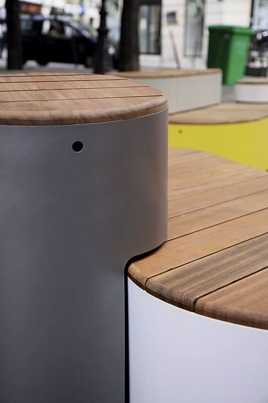 sitzpodest-urban-islands__shoKAT0032089 Sitzpodest URBAN ISLANDS, mit Jatobaholzbelattung, Stahlteile in RAL 1021 rapsgelb, RAL 9006 weißaluminium, RAL 9007 graualuminium und RAL 9010 reinweiß