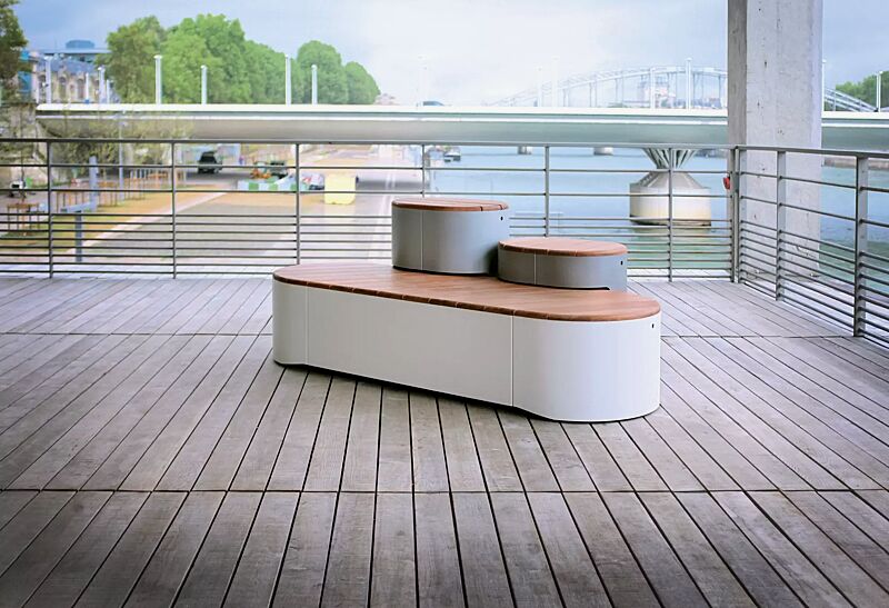 sitzpodest-urban-islands__shoKAT0053123 Sitzpodest URBAN ISLANDS, Kombination 2, mit Jatobaholzbelattung, Stahlteile in RAL 9006 weißaluminium, RAL 9007 graualuminium und RAL 9010 reinweiß