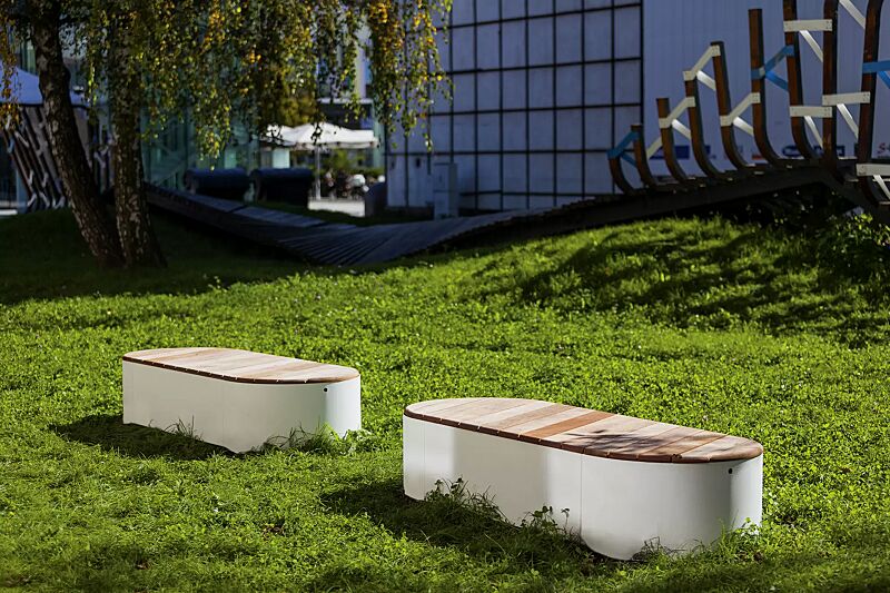 sitzpodest-urban-islands__shoKAT0056644 Sitzpodest URBAN ISLANDS mit vertikaler Jatobaholzbelattung, Stahlteile in RAL 9010 reinweiß