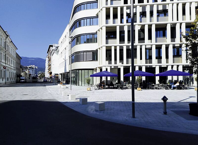 sitzpoller-idra__shoKAT0051666 Sitzpoller IDRA aus Beton, Oberseite geschliffen, in Granitoptik weiß