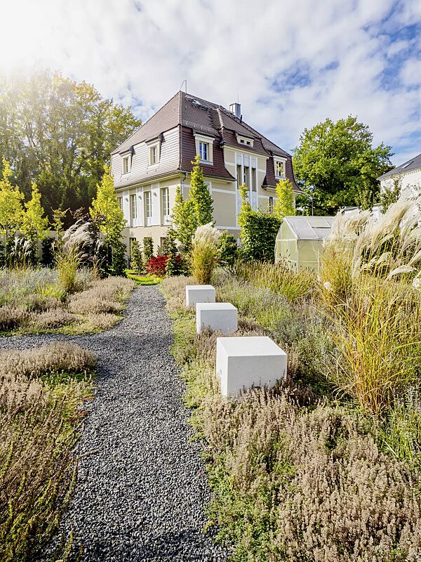 sitzpoller-idra__shoKAT0068016 Sitzpoller IDRA aus rekonstituiertem Marmor, Oberfläche geschliffen, in weiß carrara