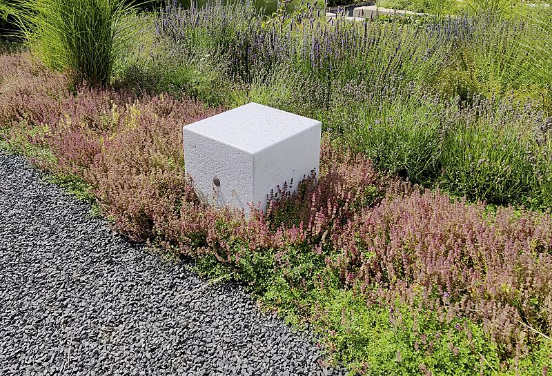 sitzpoller-idra__shoKAT0068018 Sitzpoller IDRA aus rekonstituiertem Marmor, Oberfläche geschliffen, in weiß carrara