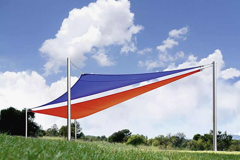 sonnensegel-benevento__shoKAT0074749 Sonnensegel BENEVENTO, 2 Stück, dreieckige Ausführung, Tuchfarbe 7908 dunkelblau bzw. 7903 rot, Edelstahlmast zum Einbetonieren (Zubehör)