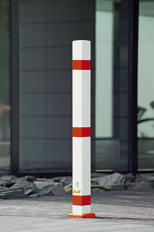 Sperrpfosten CADIZ feuerverzinkt und weiß pulverbeschichtet, mit Abschlusskappe aus Stahl